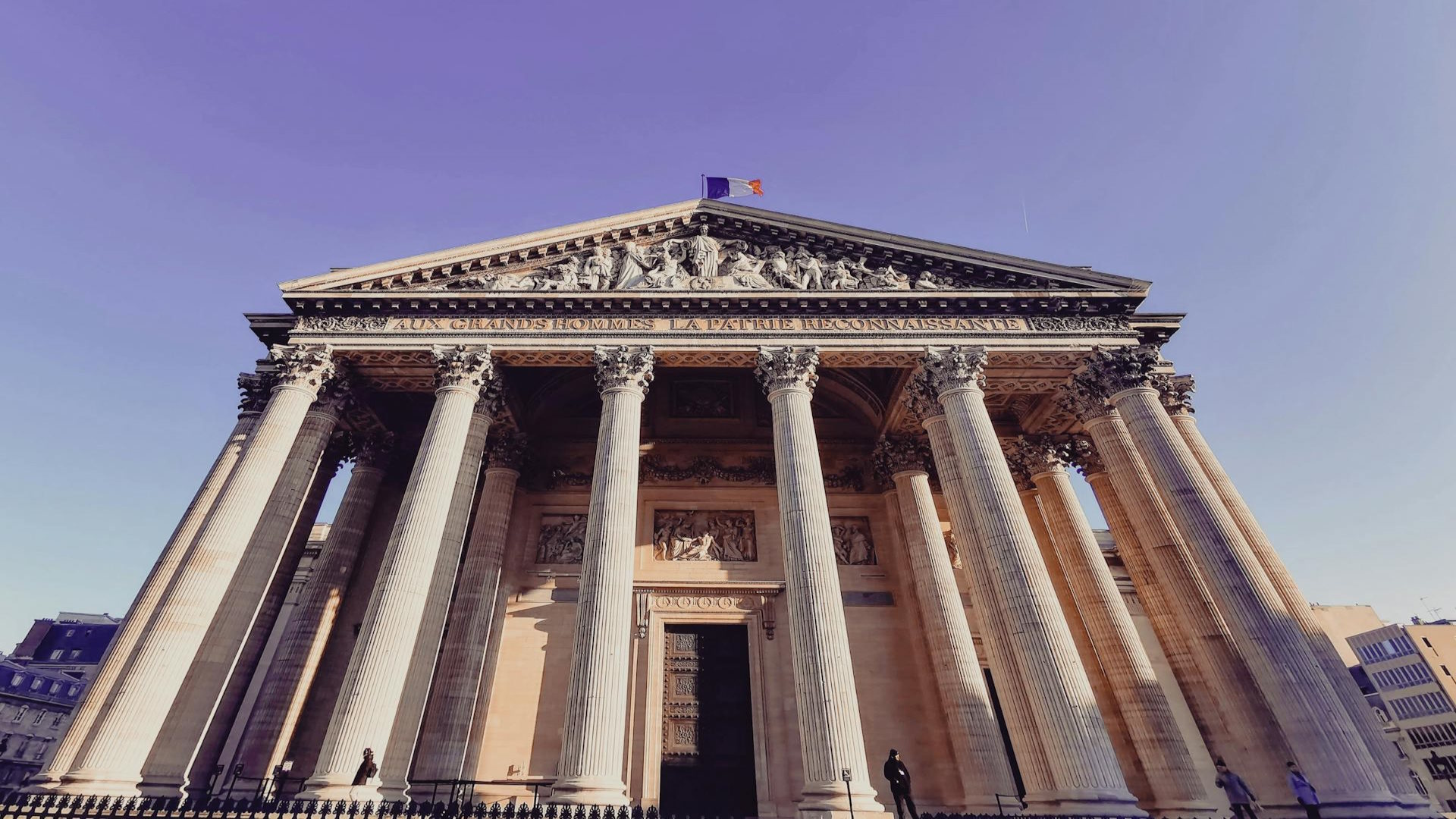 Impresionante fachada del Panteón de París