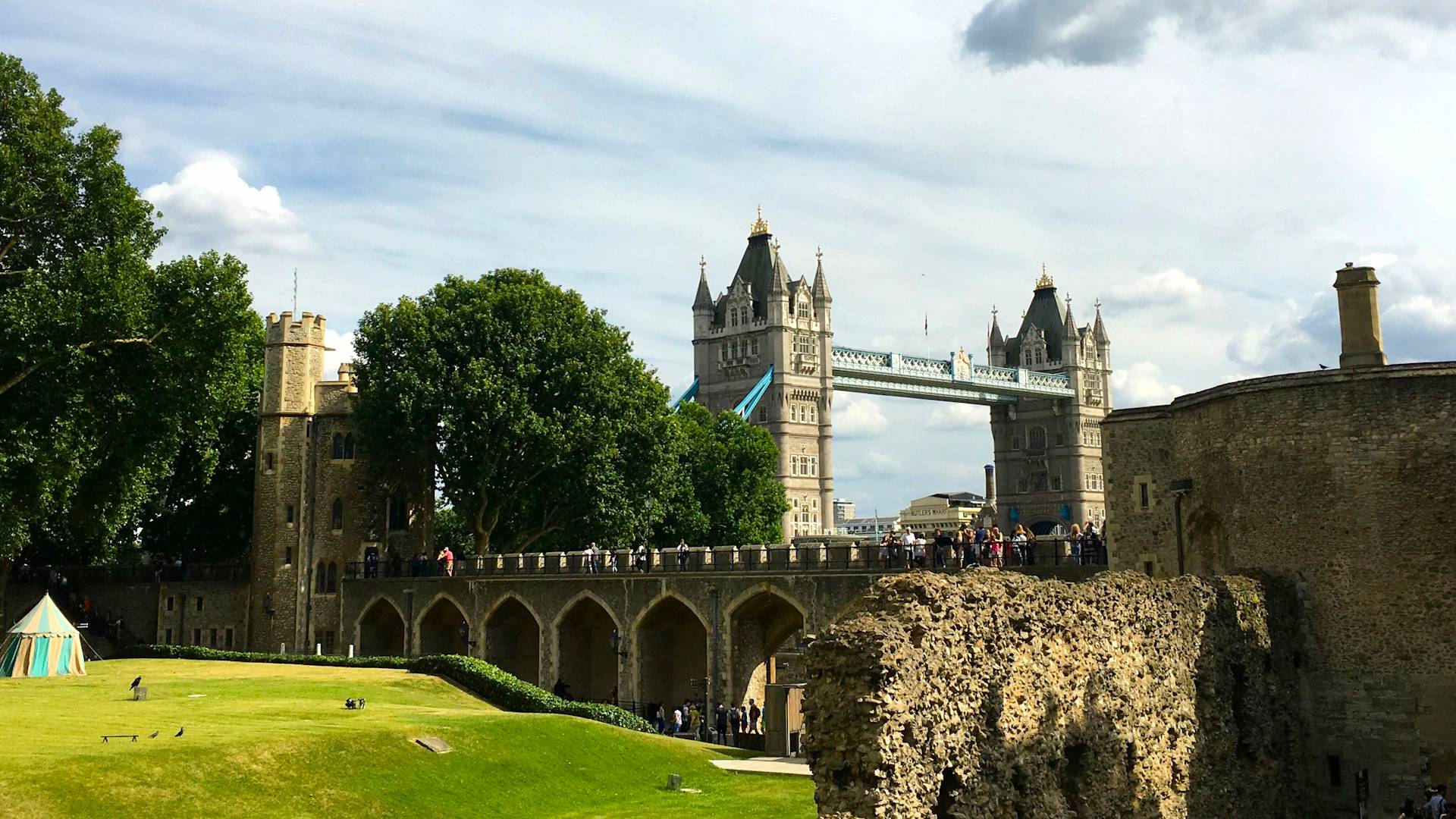 El Tower Bridge tras la muralla de la Torre de Londres