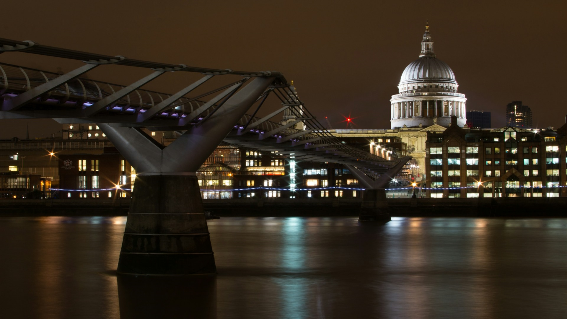 Vista nocturna de la Catedral y el Puente del Milenio