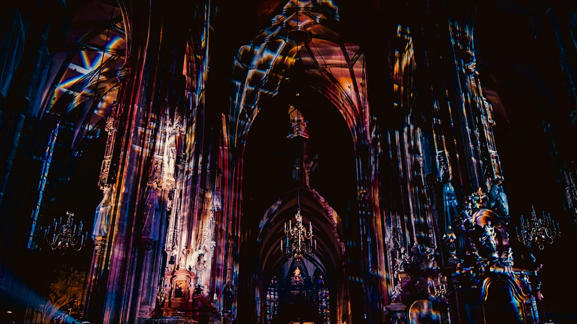 Juego de luces de vidrieras en el interior de la Catedral de Viena