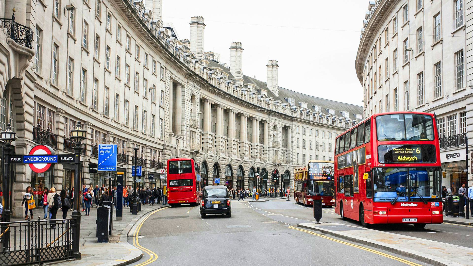 Autobuses de dos pisos cerca de Piccadilly Circus