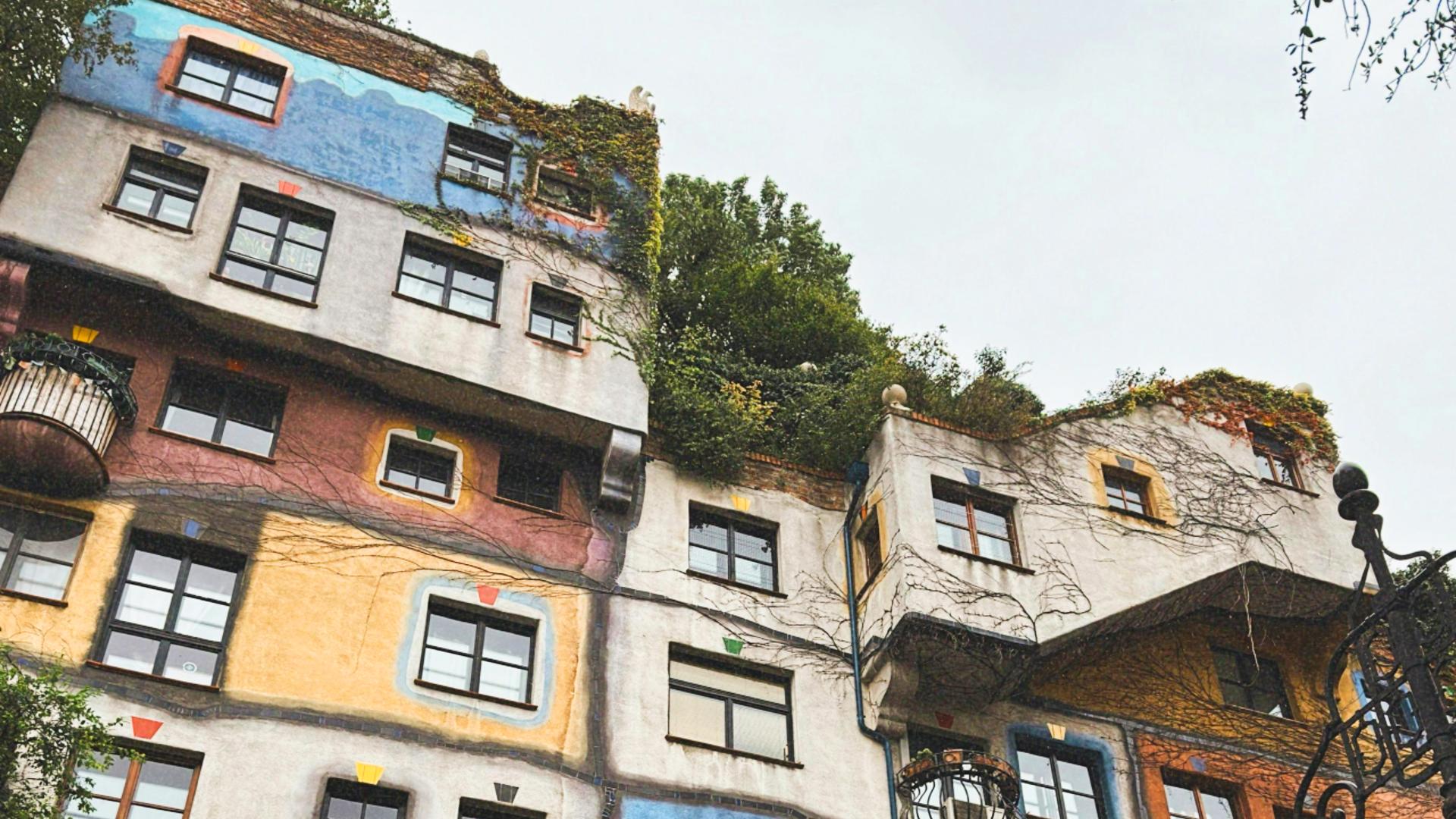 Fachada norte de Hundertwasserhaus. Pisos superiores