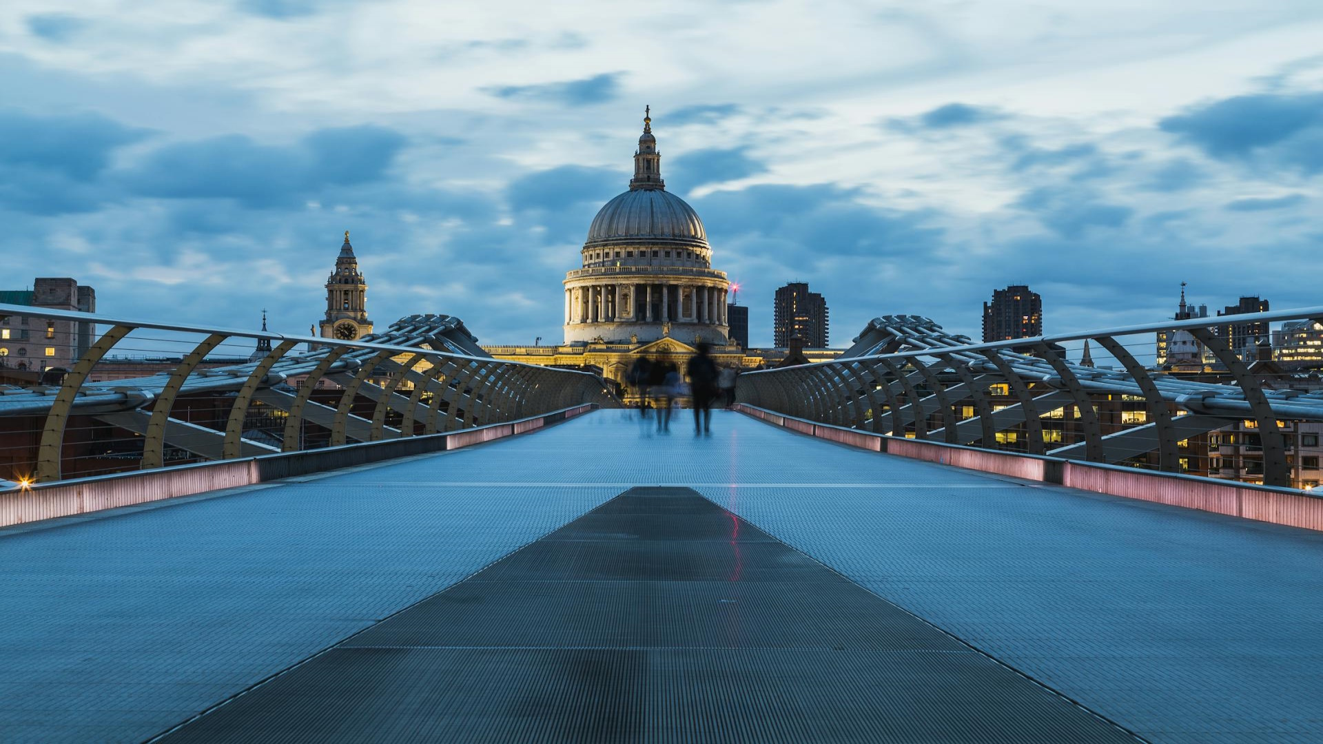 Panorámica del Puente del Milenio con la catedral de fondo