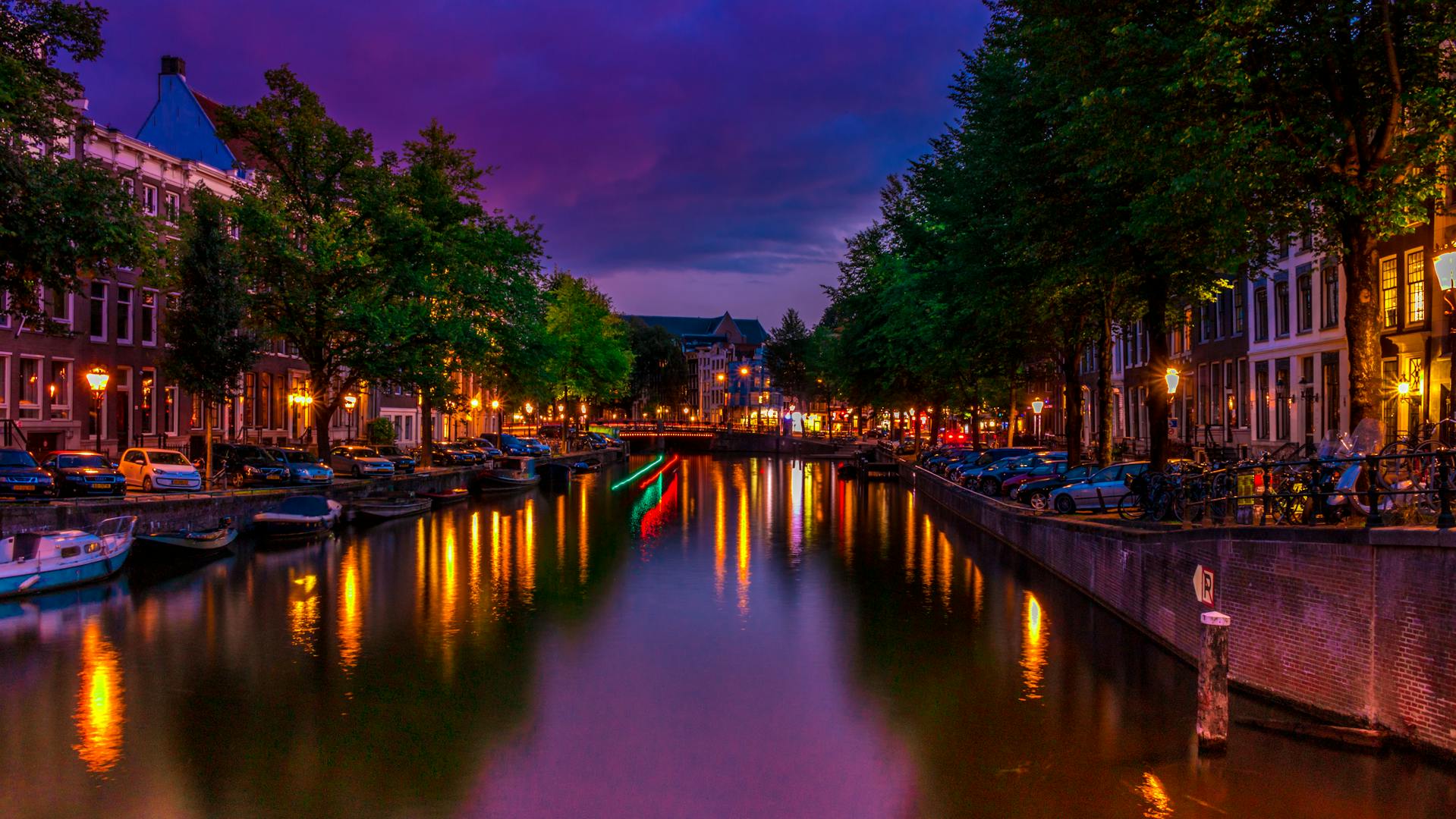 Canales de Ámsterdam por la noche