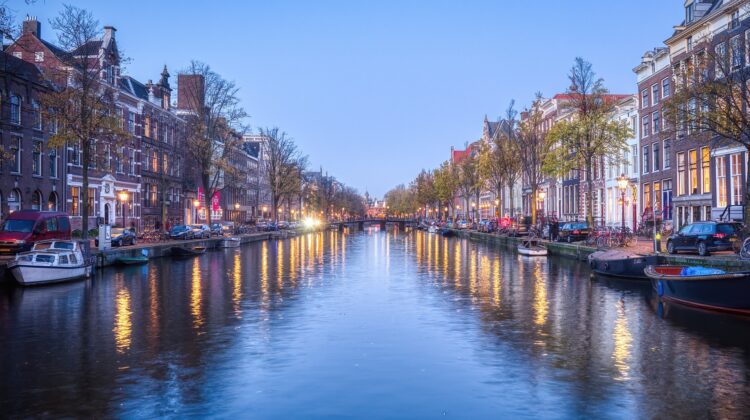 Amplio canal de Ámsterdam