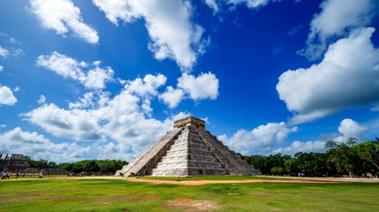 Panorámica de la pirámide de Kukulkan en Chichén Itzá