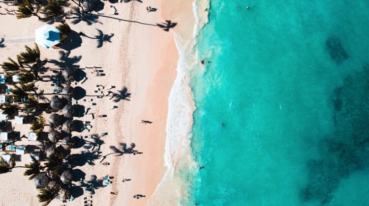 Vista de pájaro de una playa de Punta Cana