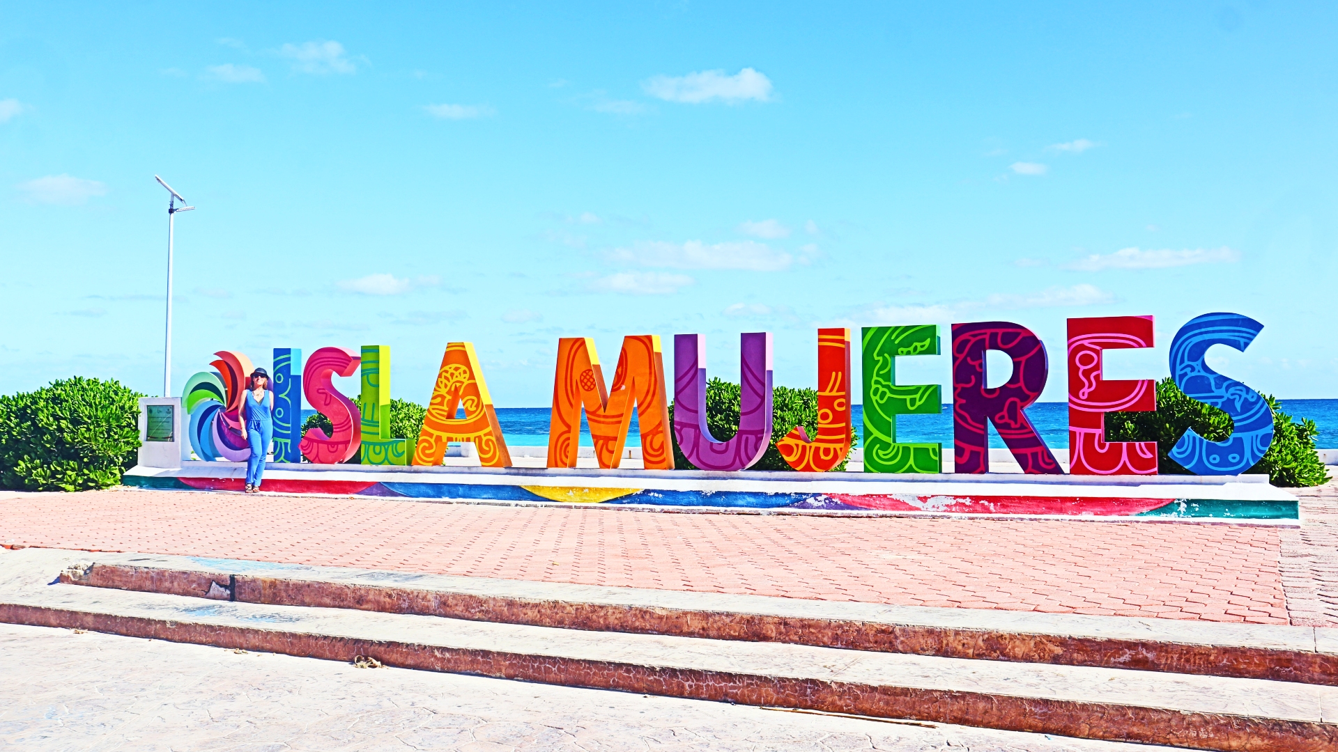 Cartel de letras grandes y coloridas de Isla Mujeres