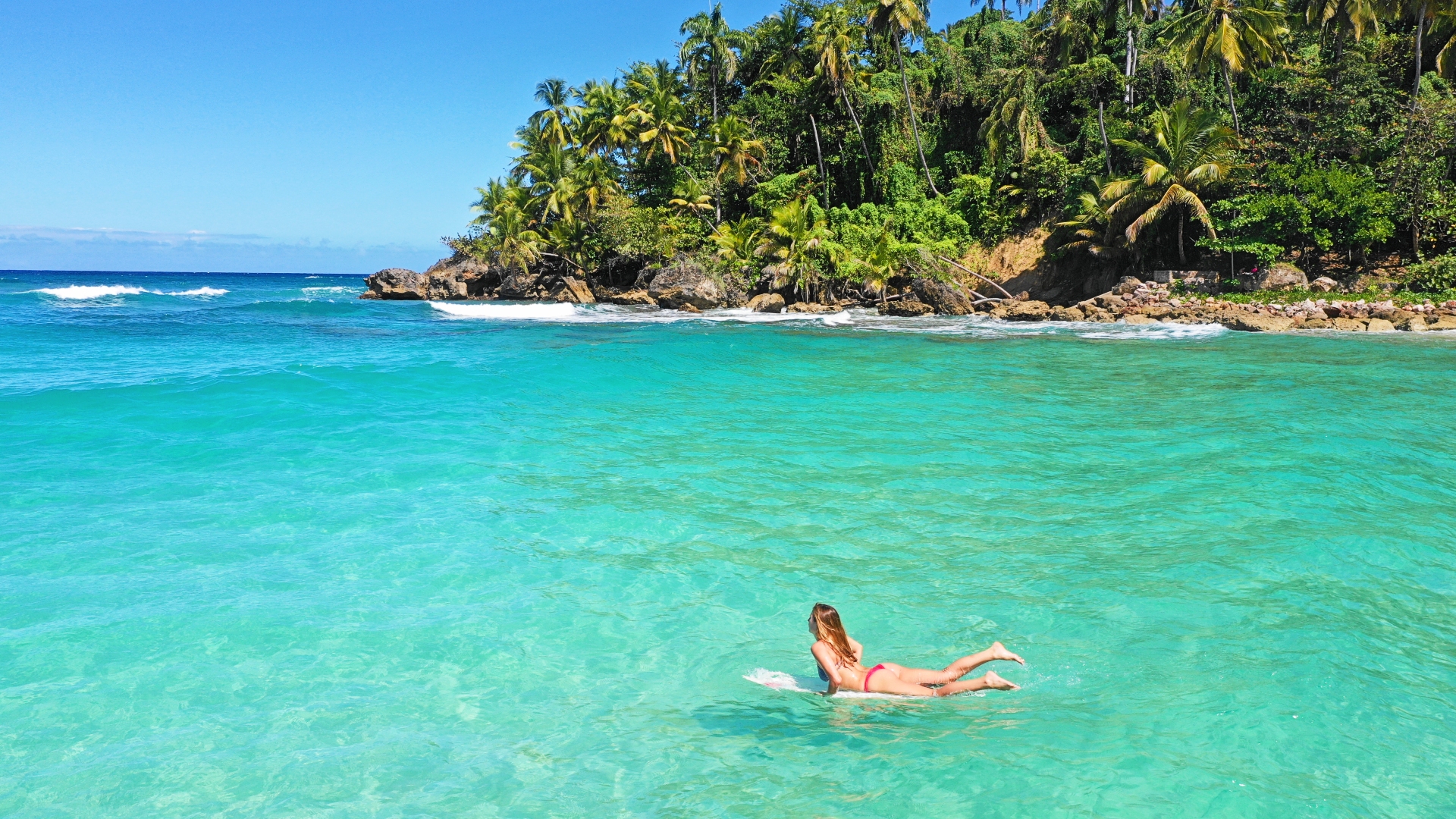 Surfista mujer en las playas de Punta Cana
