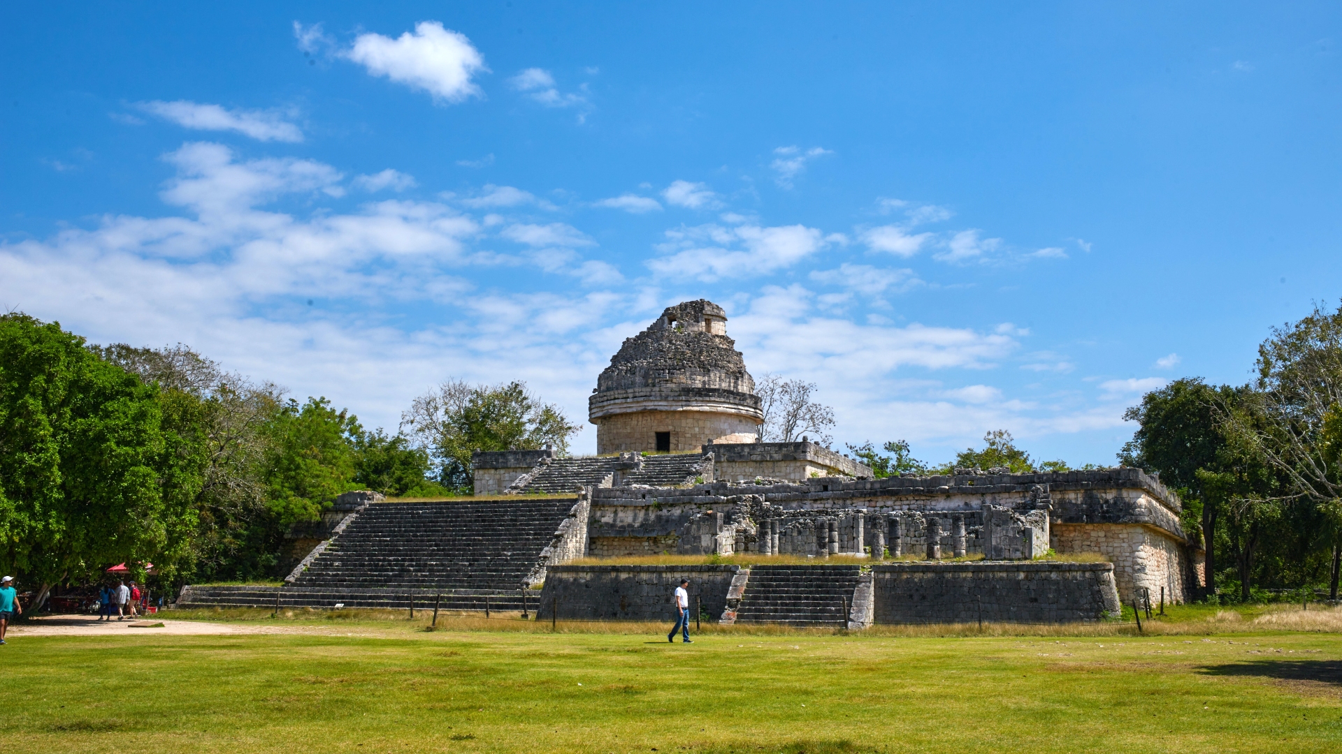 Panorámica de El Observatorio de Chichén Itzá, México Panorámica de El Observatorio de Chichén Itzá, México