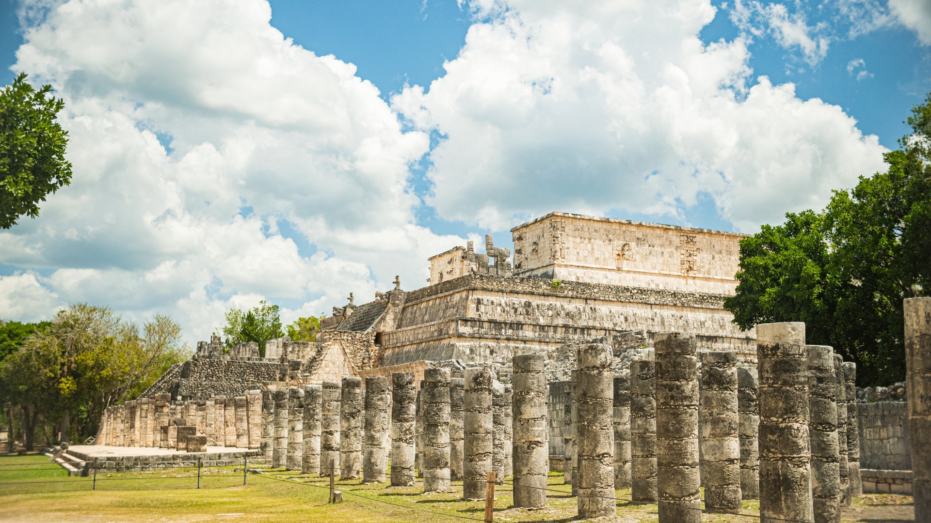 Panorámica del Templo de las Mil Columnas en Chichén Itzá, México Panorámica del Templo de las Mil Columnas en Chichén Itzá, México