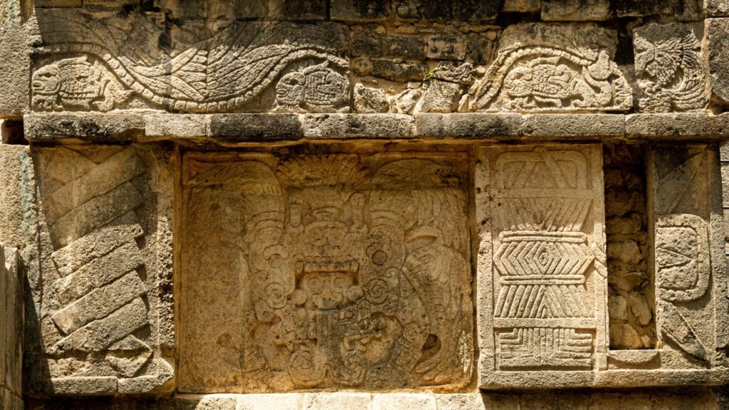 Relieves mayas sobre un muro de las ruinas de Chichén Itzá, México