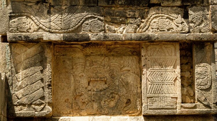 Relieves mayas sobre un muro de las ruinas de Chichén Itzá, México