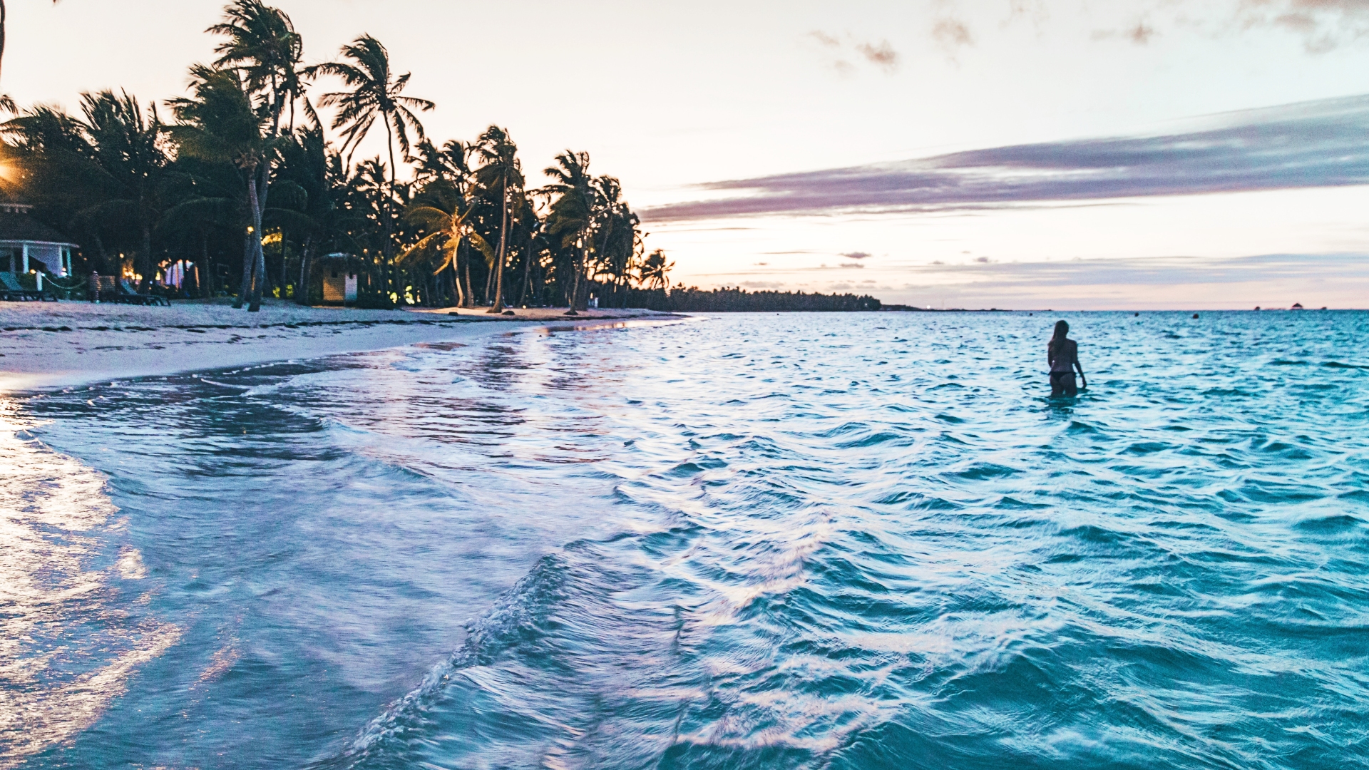 Atardecer en el mar frente a una playa de Punta Cana