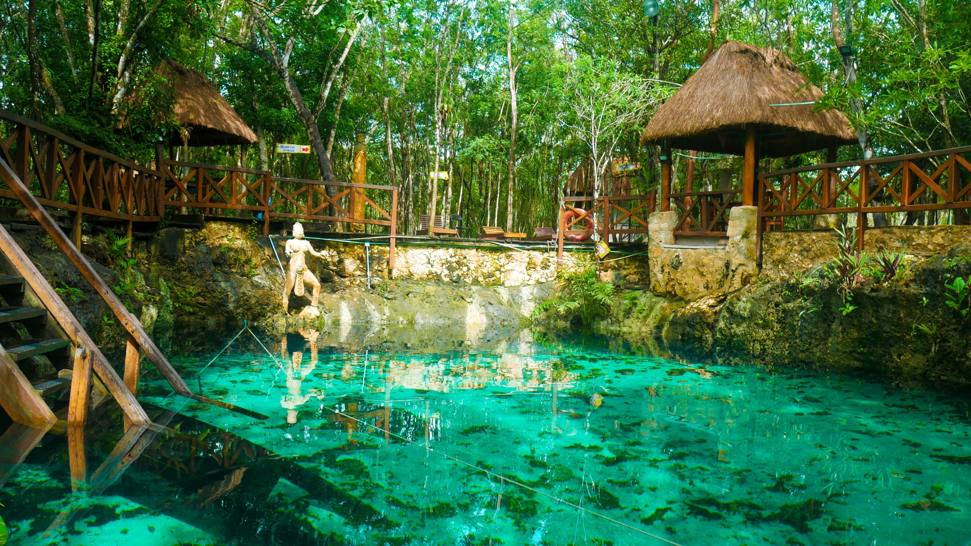 Interior de un cenote acondicionado para el baño