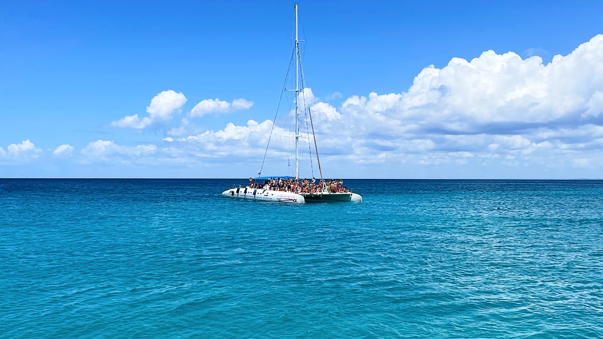 Catamarán con turistas en el mar de Punta Cana Catamarán con turistas en el mar de Punta Cana