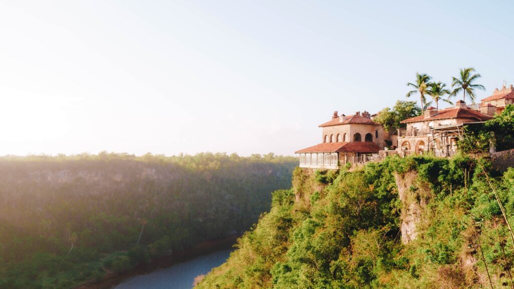 Panorámica de las fachadas de Altos de Chavón sobre el río Chavón