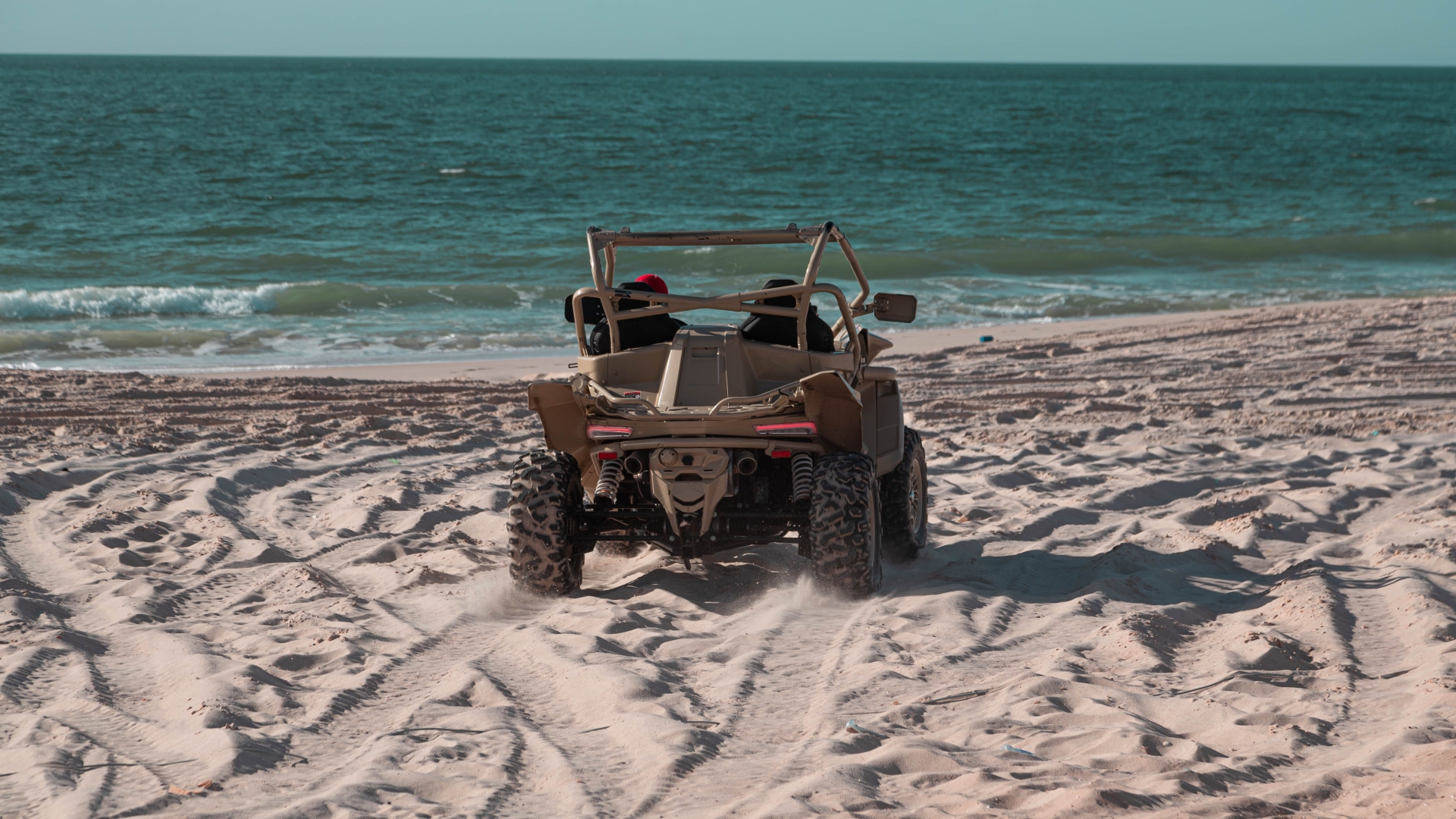 Buggy aparcado en la orilla de la playa Buggy aparcado en la orilla de la playa
