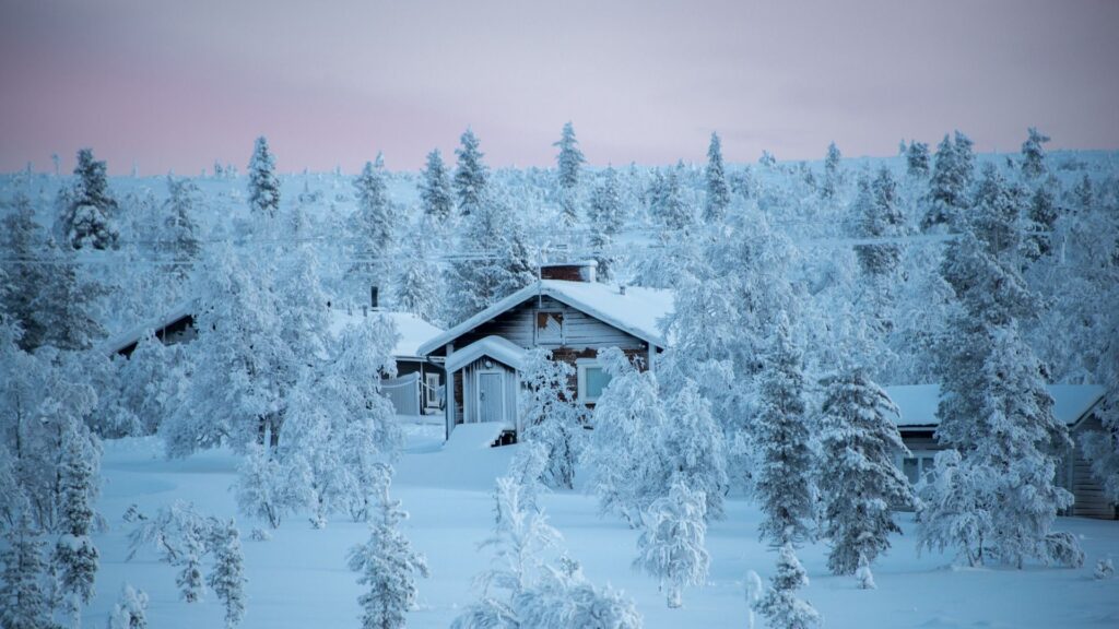 Idílicas cabañas nevadas en Saariselka