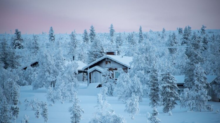 Idílicas cabañas nevadas en Saariselka