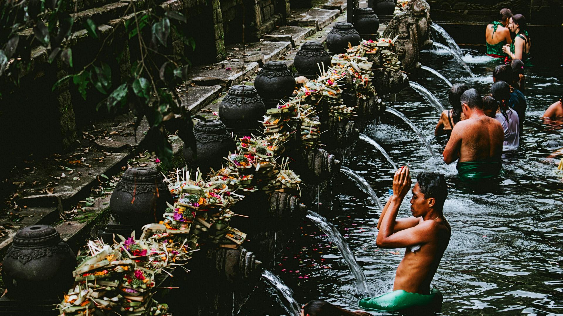 Balineses purificándose en el templo Tirta Empul de Bali Balineses purificándose en el templo Tirta Empul de Bali