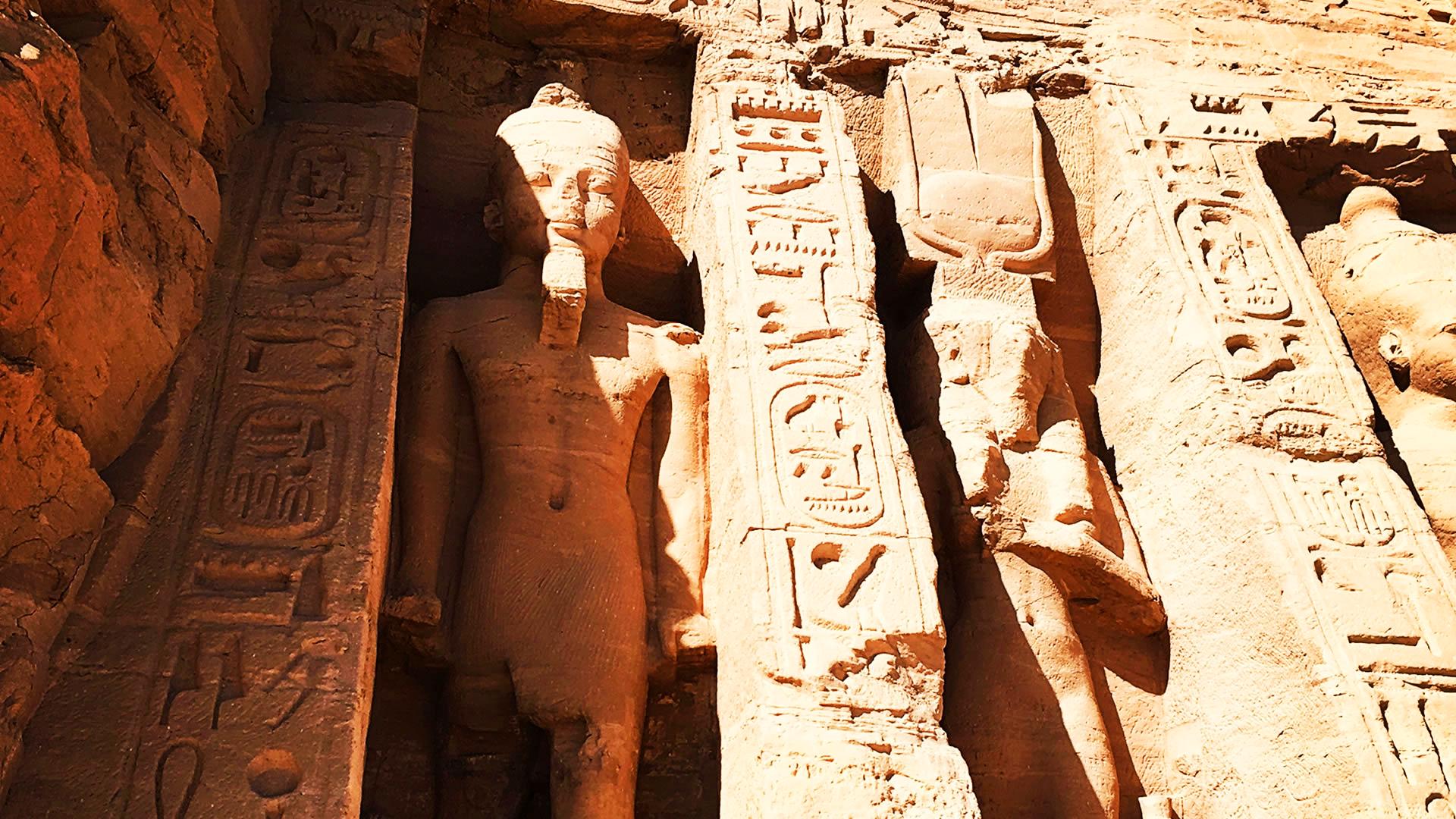 Detalle de la fachada del Templo de Nefertari en Abu Simbel Detalle de la fachada del Templo de Nefertari en Abu Simbel