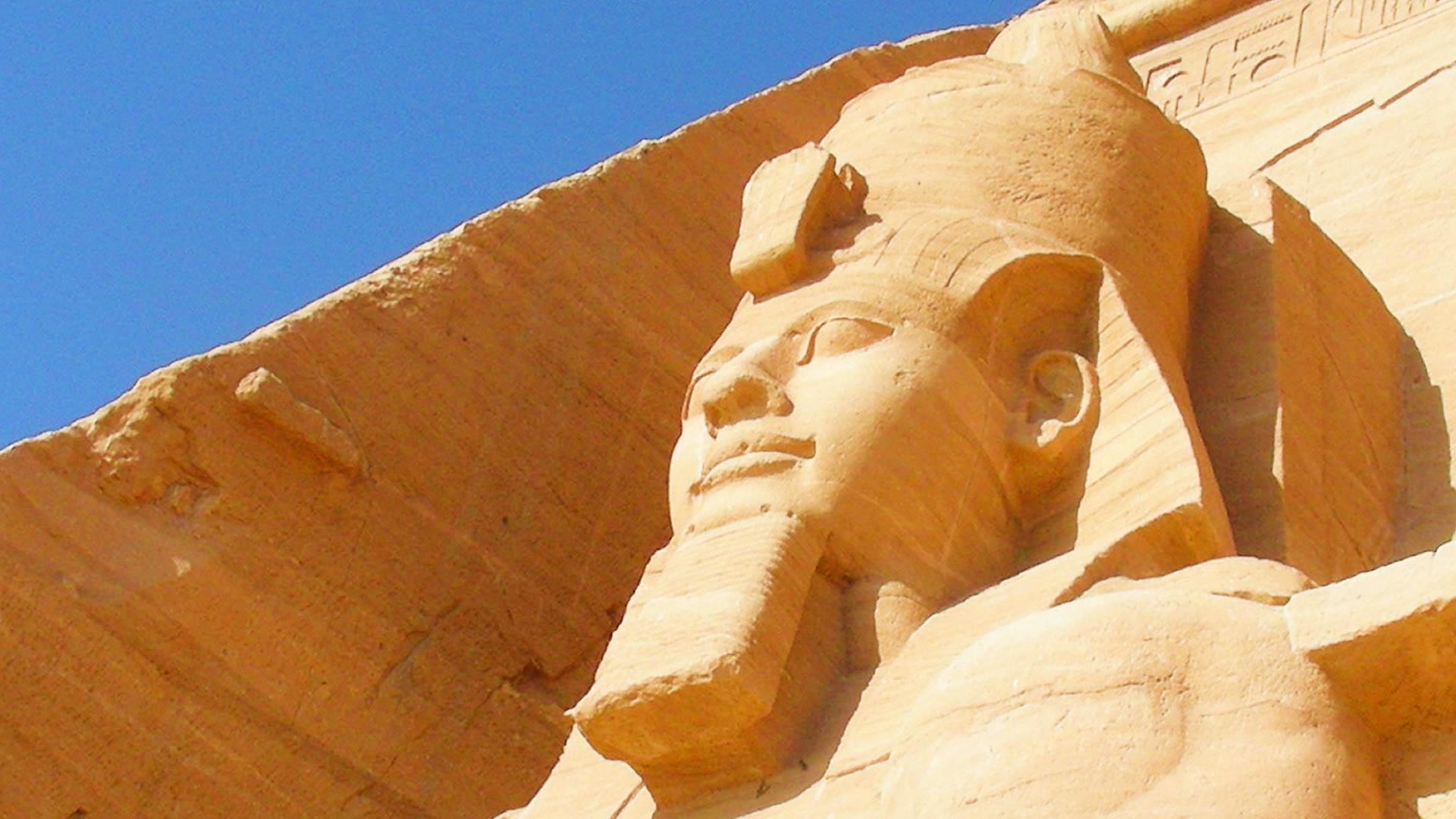 Detalle de la estatua de Ramses II en Abu Simbel Detalle de la estatua de Ramses II en Abu Simbel