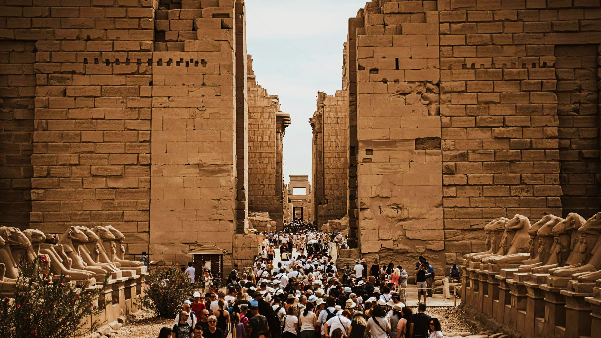 Entrada al templo de Karnak abarrotada de turistas
