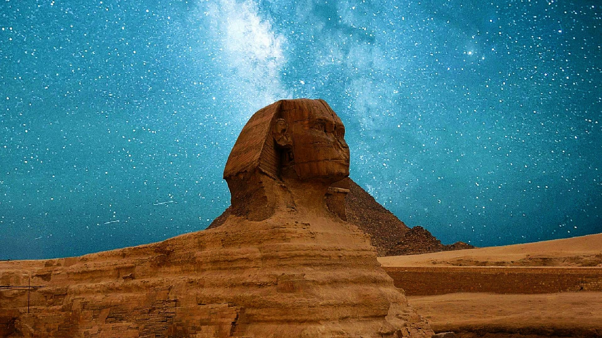 Esfinge de Guiza bajo el cielo nocturno estrellado