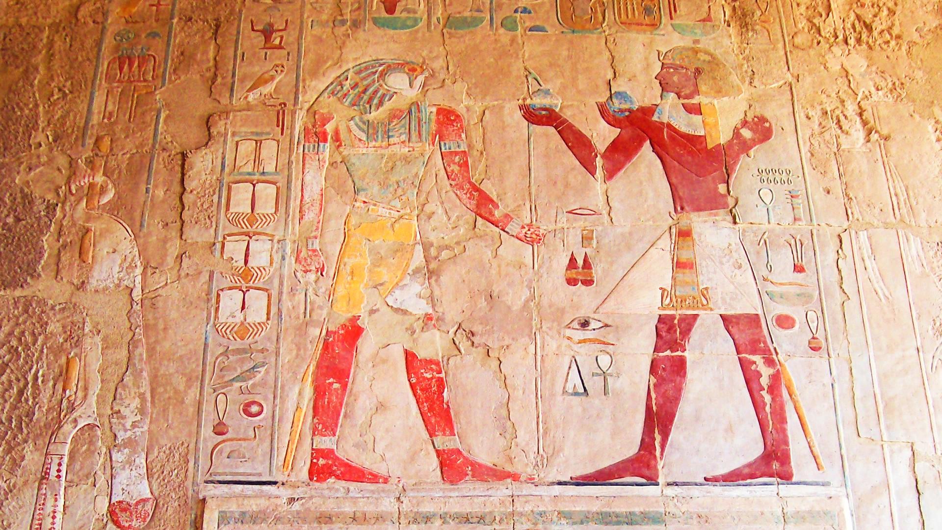 Jeroglíficos y decoraciones que muestran a la reina Hatshepsut frente a los dioses en el Templo de Hatshepsut Jeroglíficos y decoraciones que muestran a la reina Hatshepsut frente a los dioses en el Templo de Hatshepsut