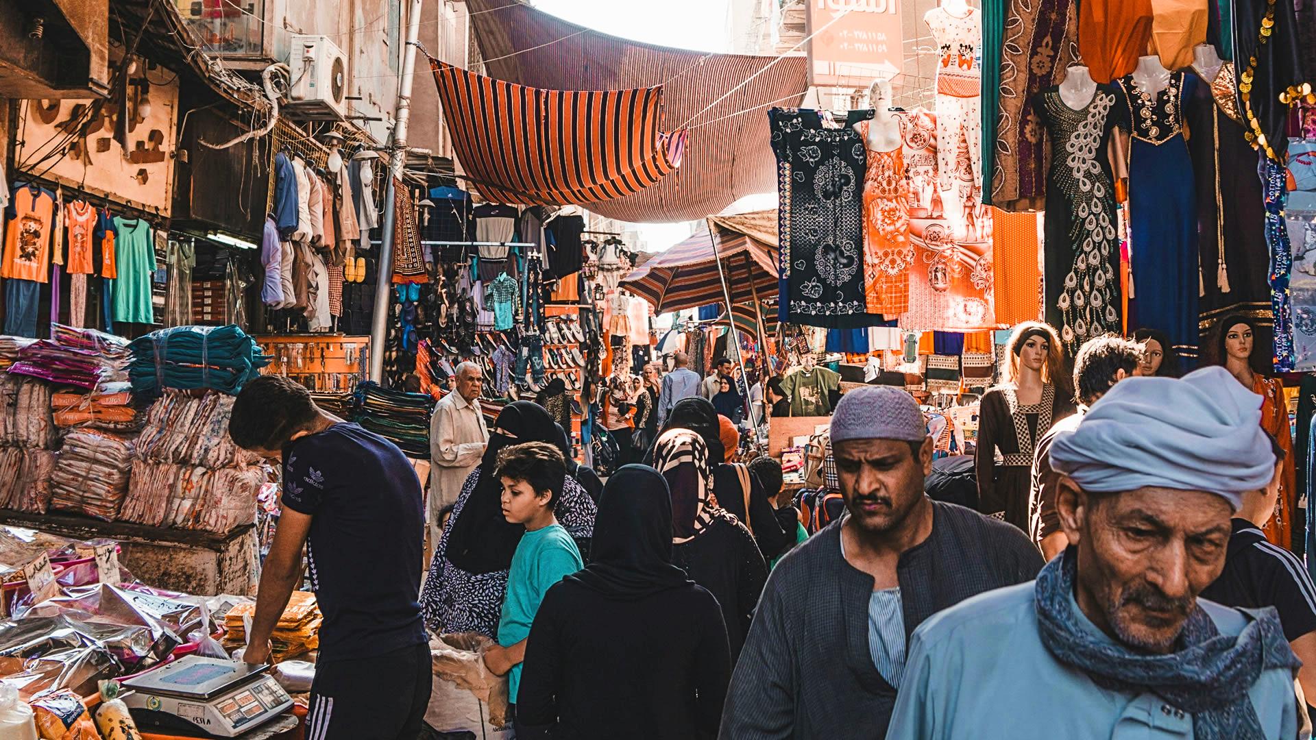 Mercado de El Cairo abarrotado de gente