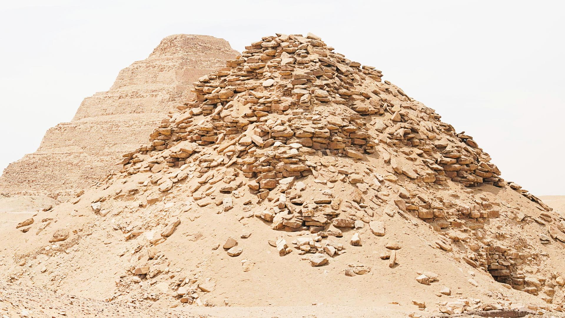 Pirámide de Titi delante de la Pirámide de Saqqara