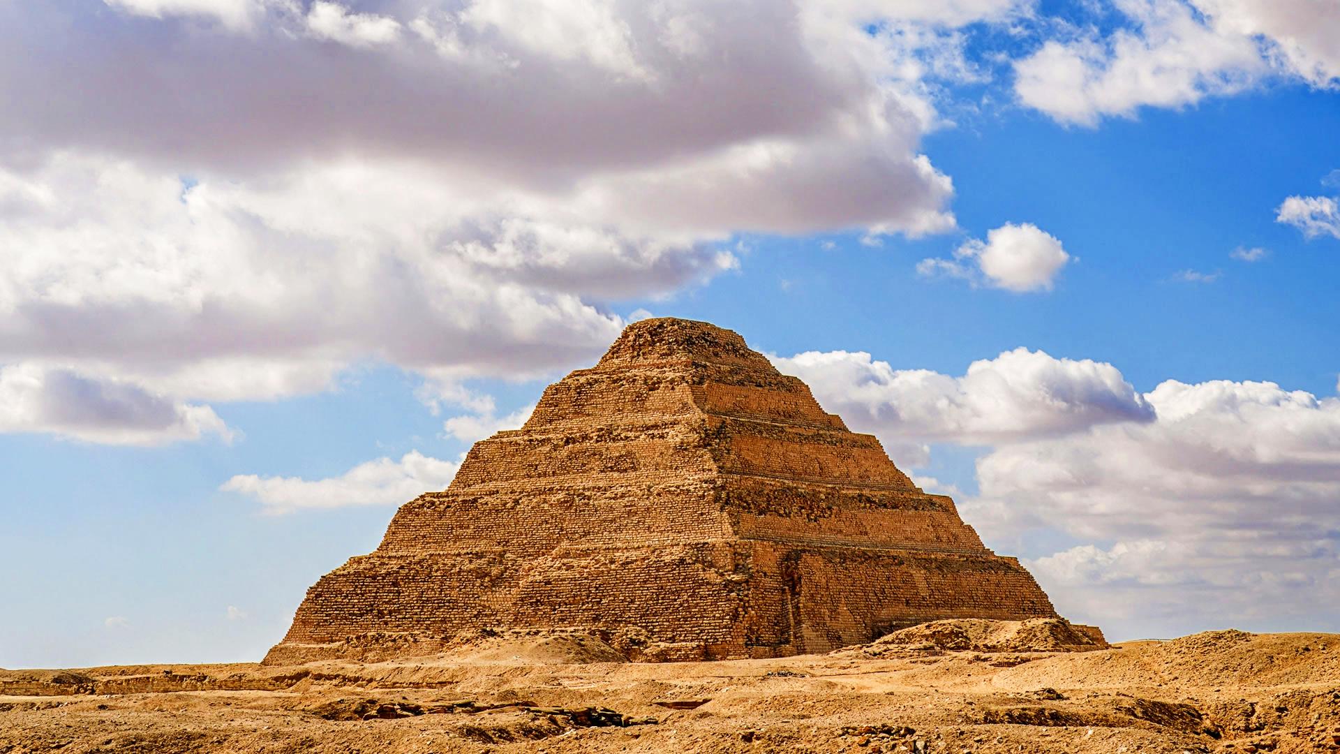 Pirámide de Saqqara bajo el cielo azul