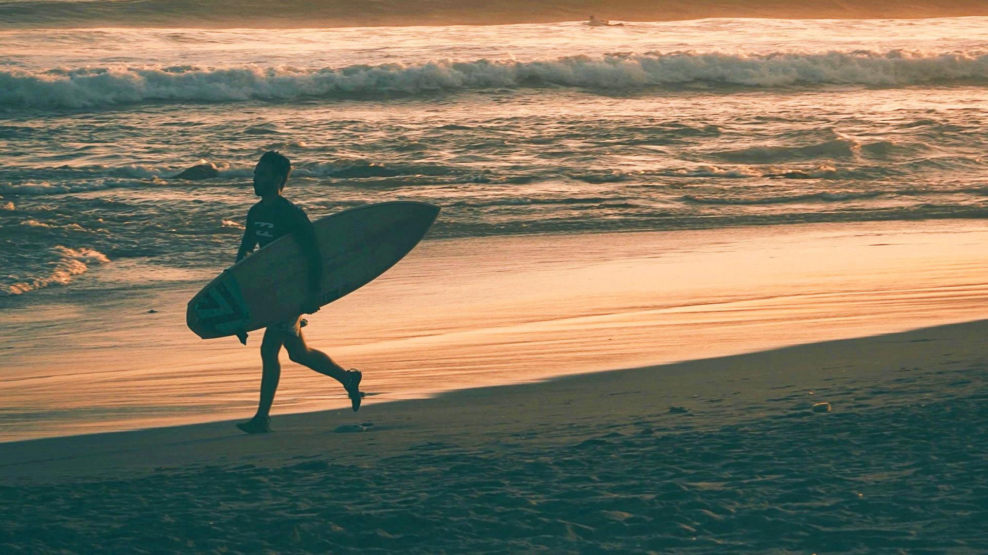 Surfista en una playa de Bali Surfista en una playa de Bali