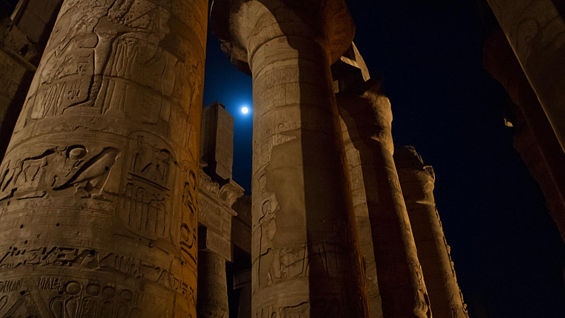 Sala Hipóstila de Karnak a la luz de la luna