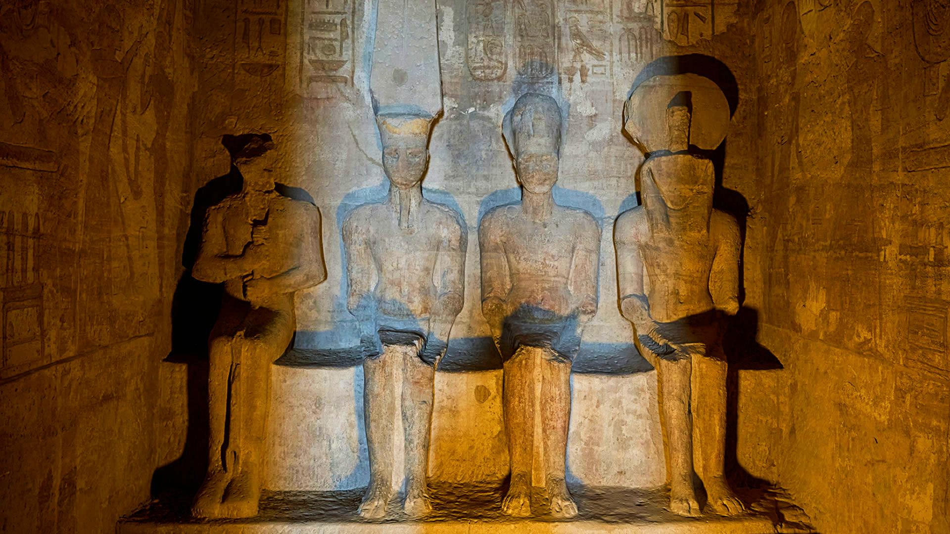 Santuario del templo de Ramses II de Abu Simbel iluminado por el sol Santuario del templo de Ramses II de Abu Simbel iluminado por el sol