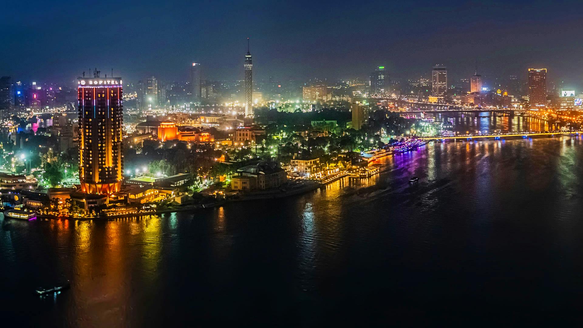 Vista nocturna de El Cairo junto al Nilo