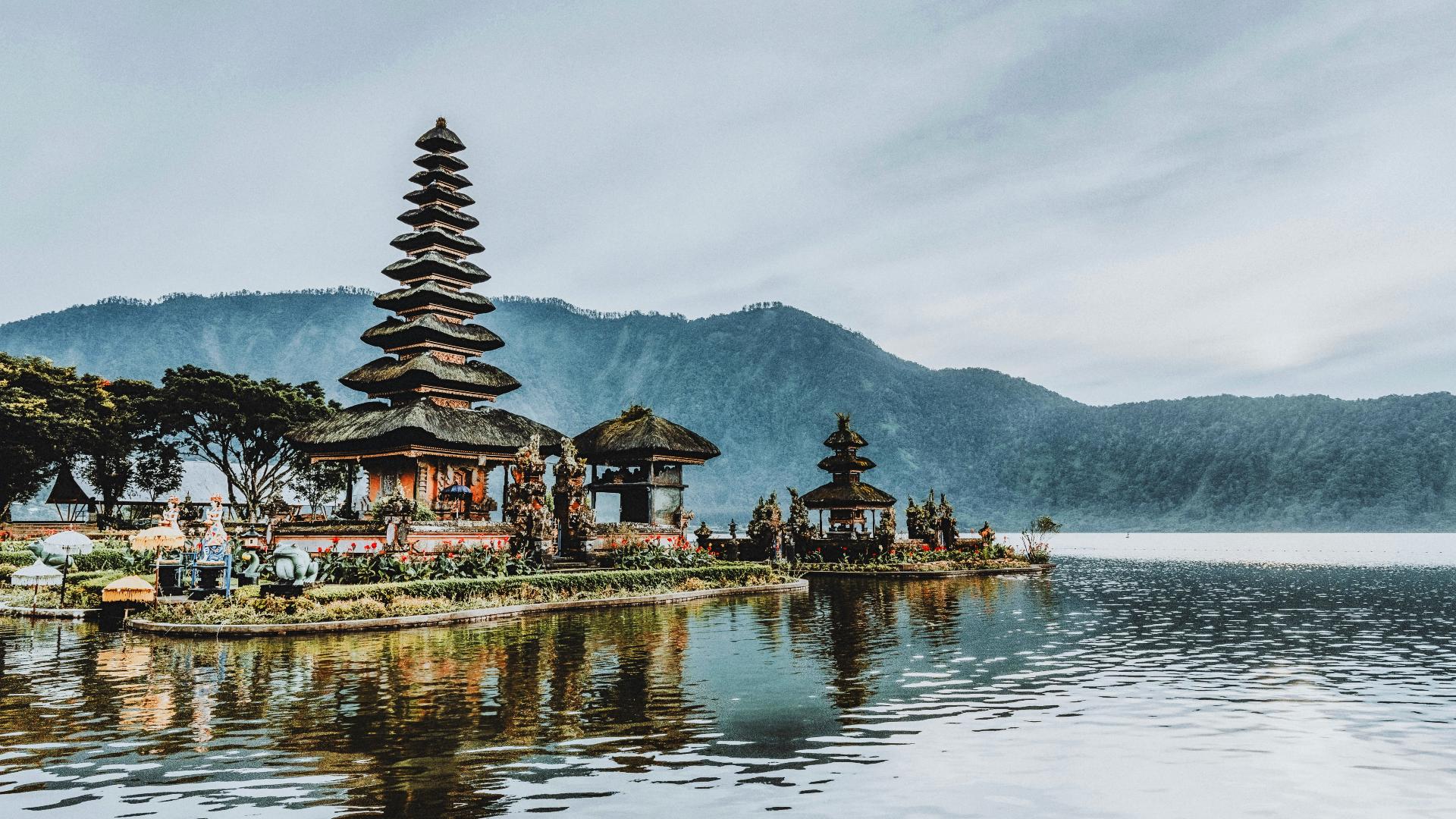 Templo Ulun Danu sobre el lago Bratan en Bali Templo Ulun Danu sobre el lago Bratan en Bali