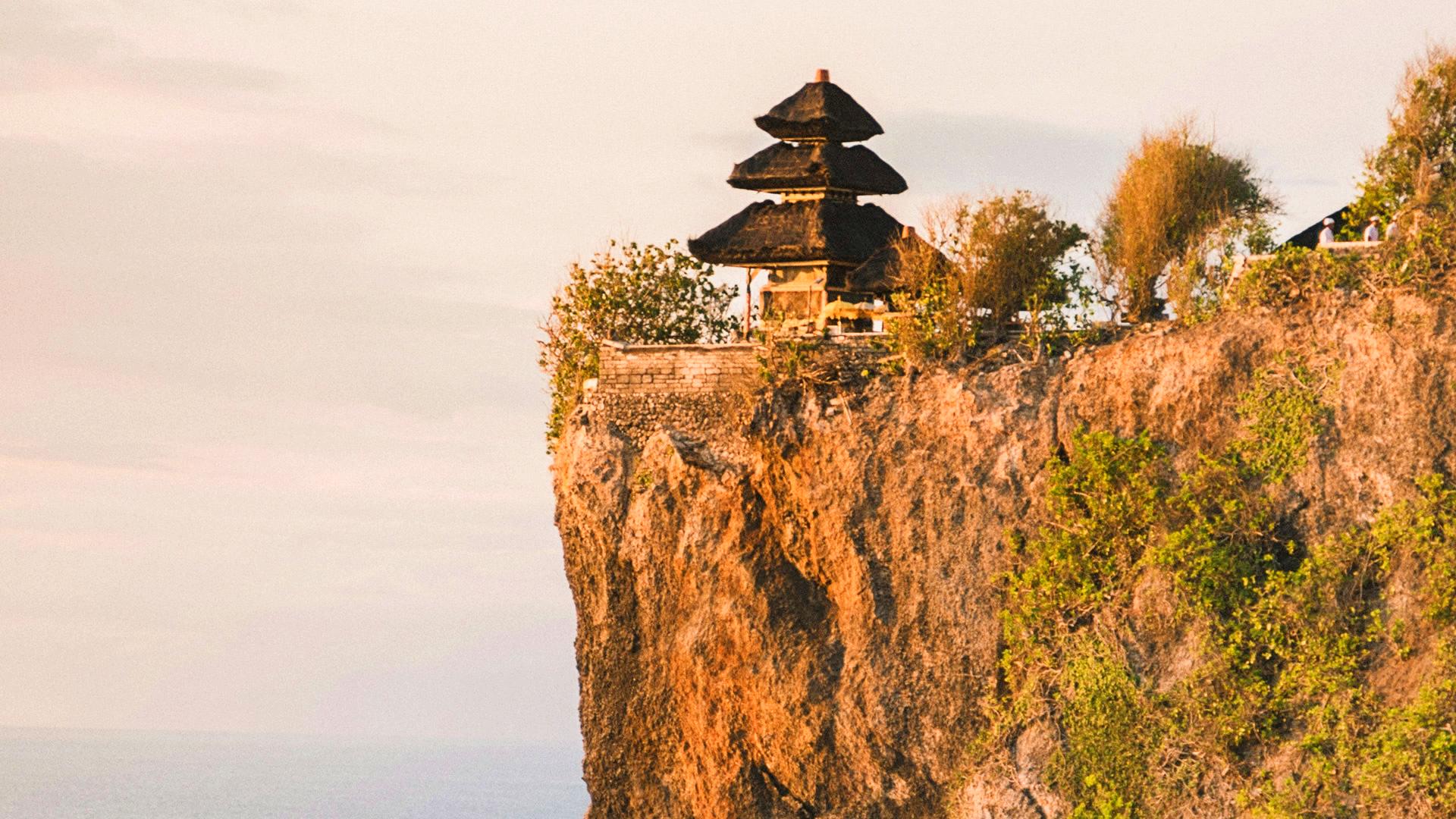 Templo Uluwatu al borde de un acantilado en Bali Templo Uluwatu al borde de un acantilado en Bali