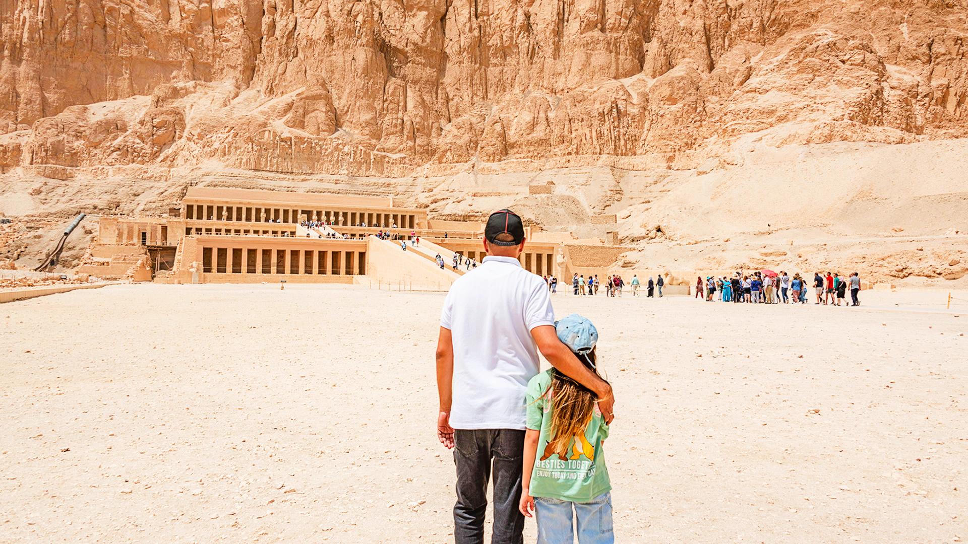 Familia de turistas frente al Templo de Hatshepsut Familia de turistas frente al Templo de Hatshepsut