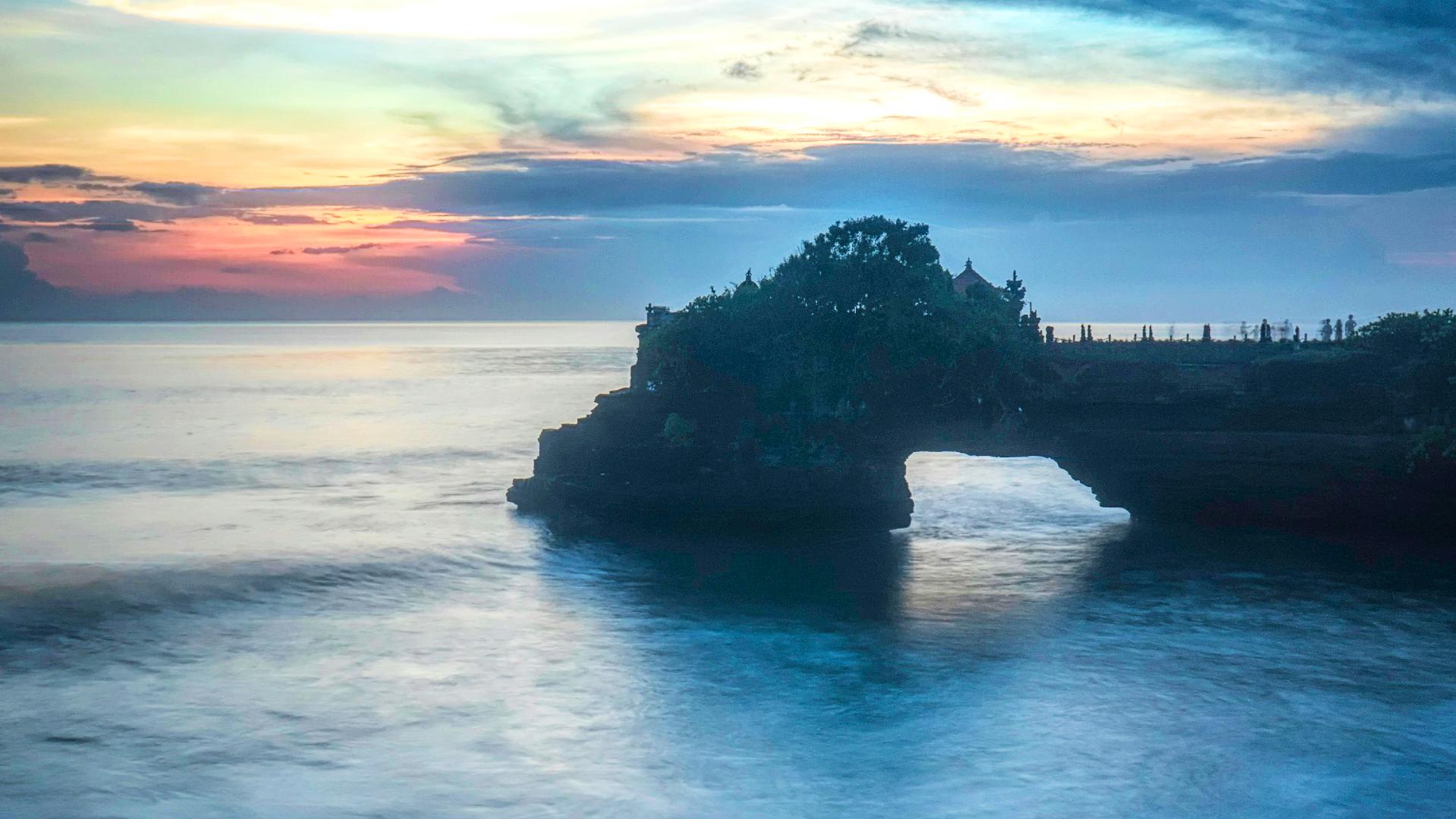 Atardecer en el Templo Batu Bolong en el complejo de Tanah Lot