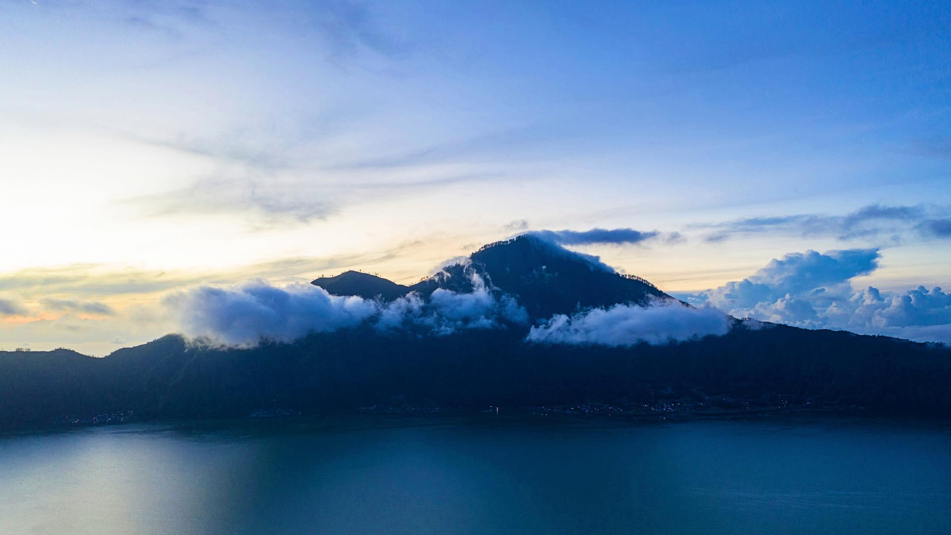 El monte Batur sobre el lago durante el crepúsculo El monte Batur sobre el lago durante el crepúsculo