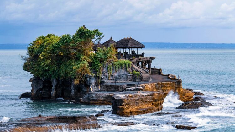 Templo de Tanah Lot rodeado por el mar