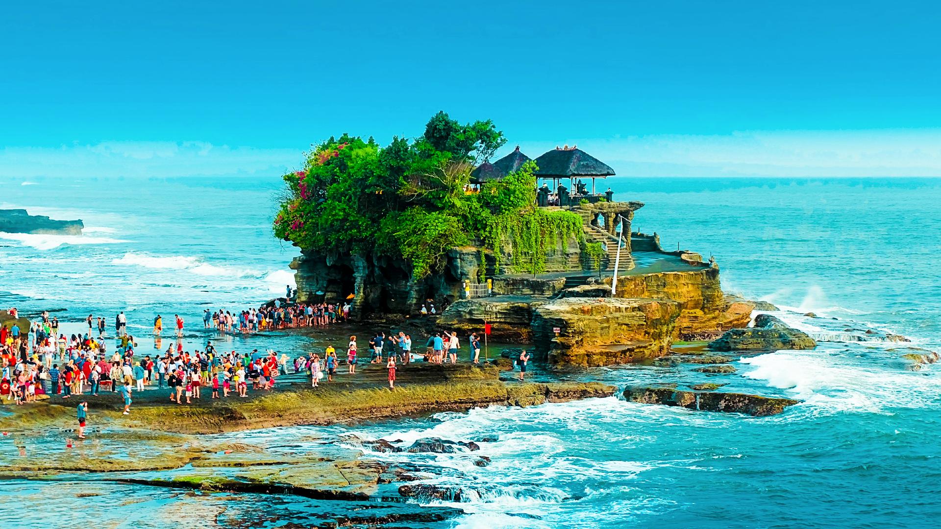 Templo de Tanah Lot rodeado de turistas