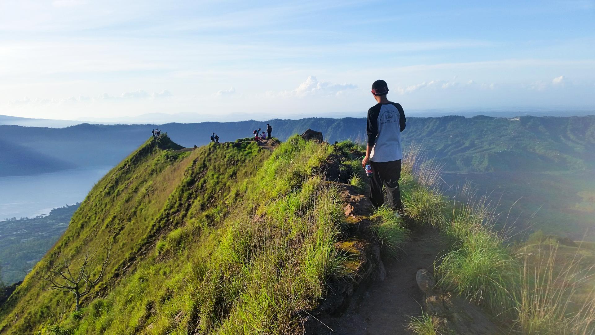 Senderistas admirando las vistas desde el monte Batur Senderistas admirando las vistas desde el monte Batur