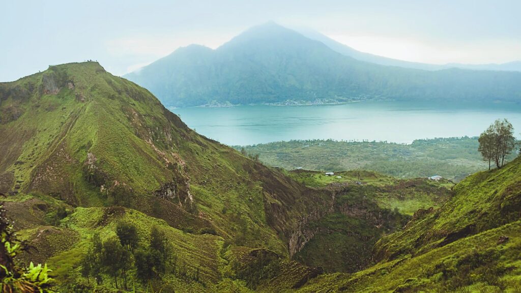 Silueta del volcán Batur sobre el lago