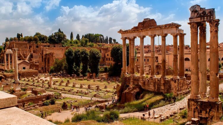 Foro Romano con el Monte Palatino al fondo