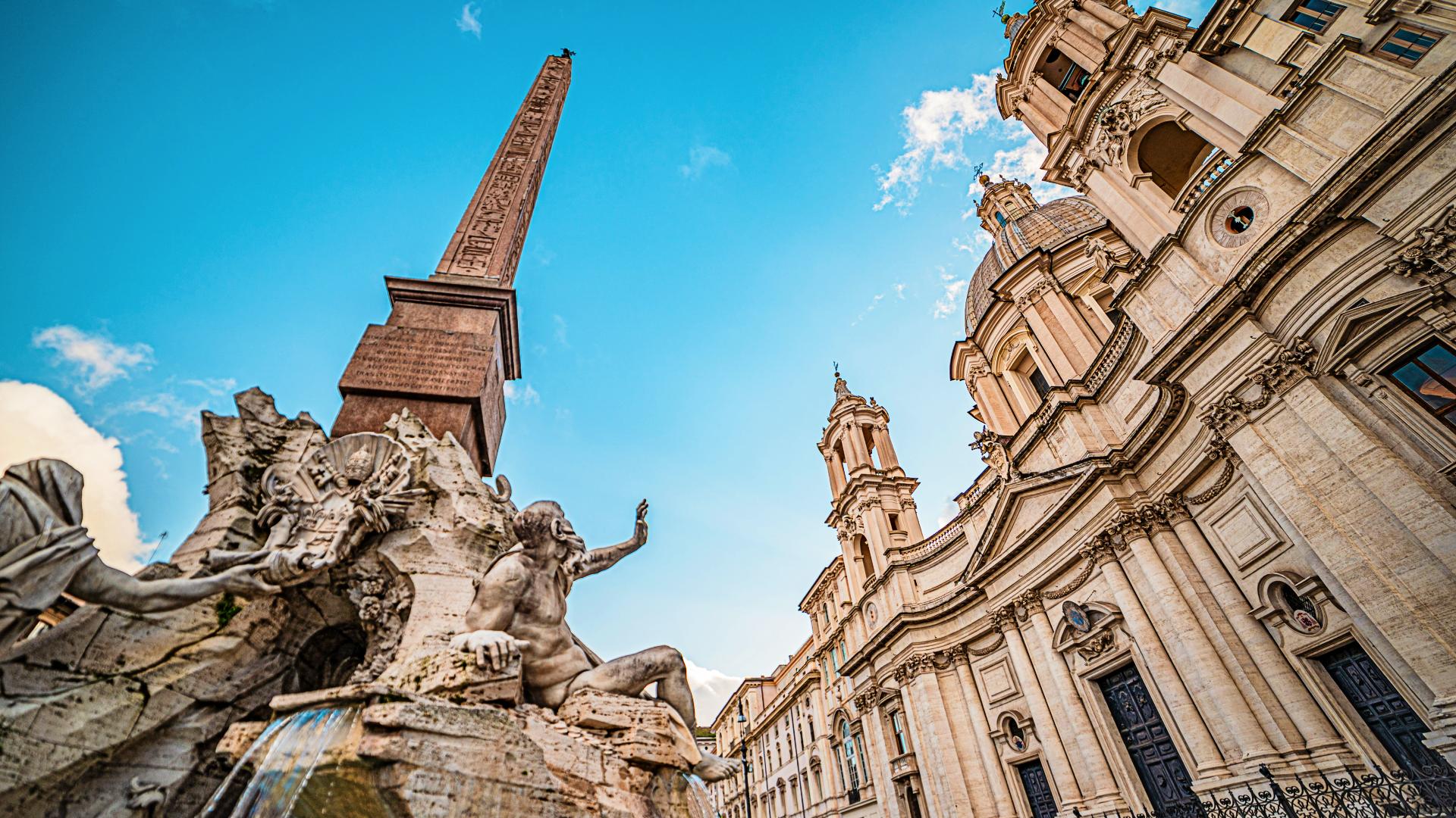 Detalle de la Fuente de los Cuatro Ríos frente a la Iglesia de Santa Inés en Agonía en la Plaza Navona de Roma Detalle de la Fuente de los Cuatro Ríos frente a la Iglesia de Santa Inés en Agonía en la Plaza Navona de Roma