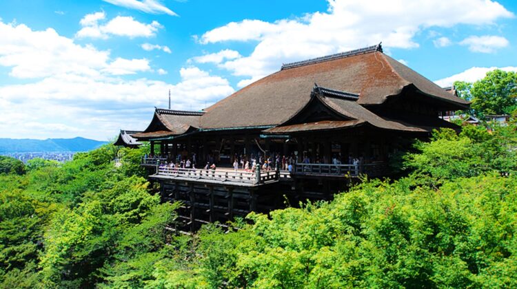 Gran salón de Kiyomizu-dera desde el exterior