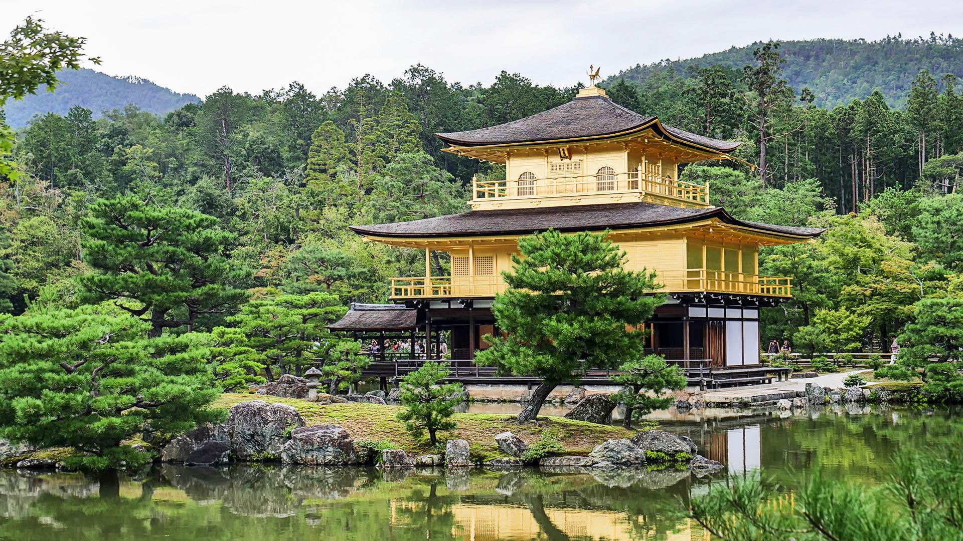 Jardín zen con estanque del templo Kinkaku Ji